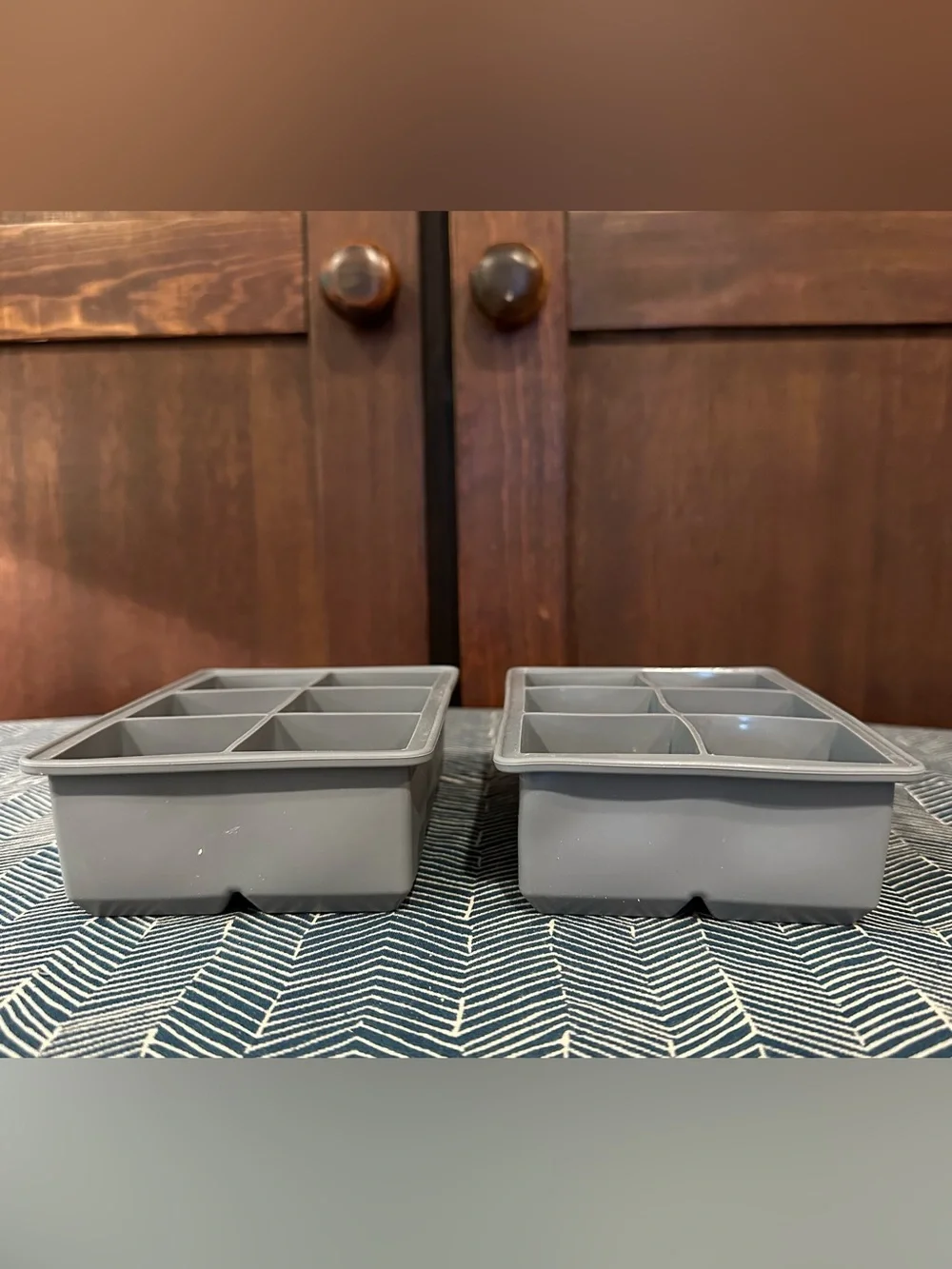 Set of 2 silicone ice cube trays • large ice “squares” • stackable